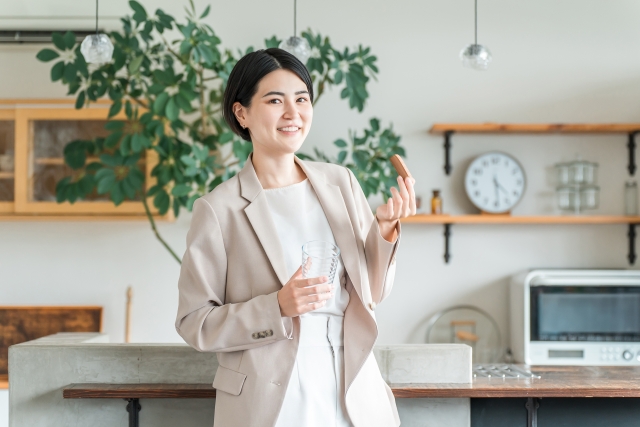 ウィンナーを食べる女性