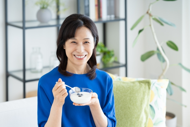 ヨーグルトを食べる女性