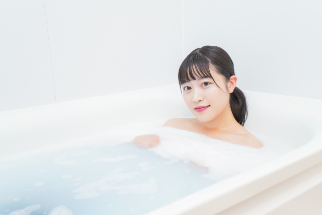 半身浴をする女性