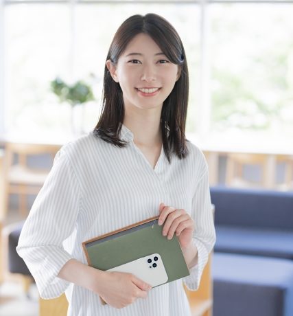 パソコンを持つ女性