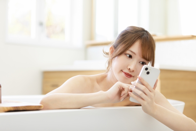 半身浴をする女性