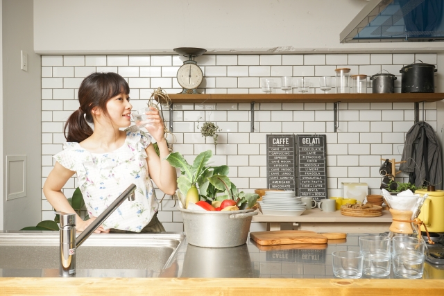 スムージーを作る女性