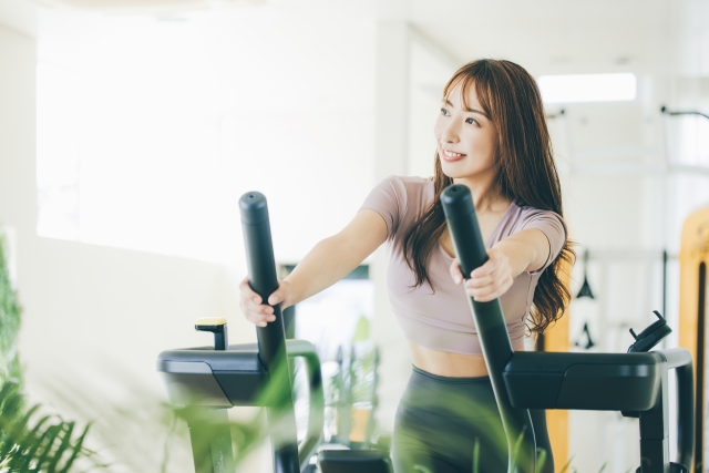 ピラティスをする女性