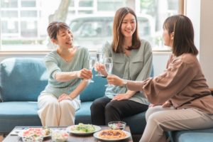 食事を楽しむ女性