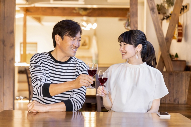 食事を楽しむ女性