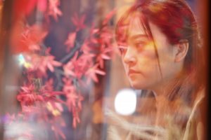 ショーウィンドを見る女性