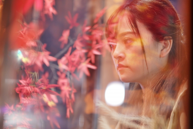 ショーウィンドを見る女性