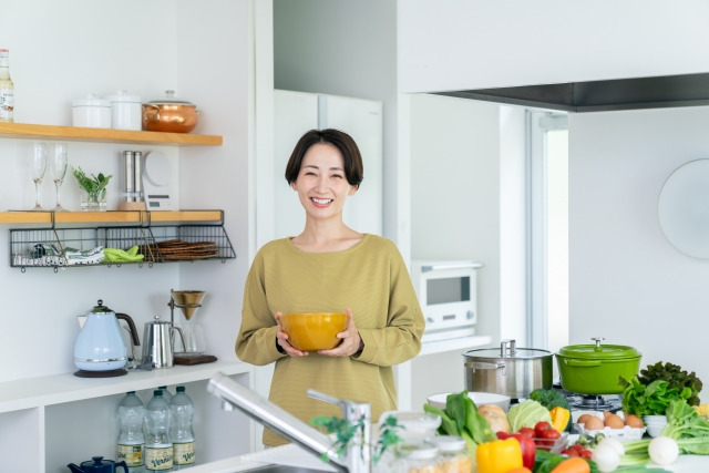料理をする女性