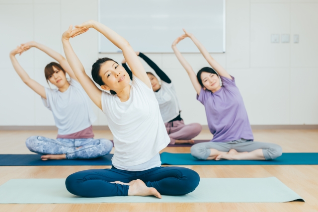 ピラティスをする女性