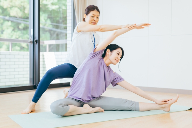 ピラティスをする女性