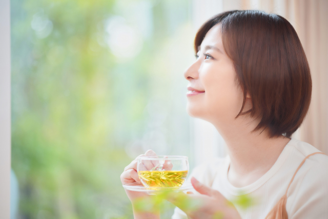 茶を飲む女性