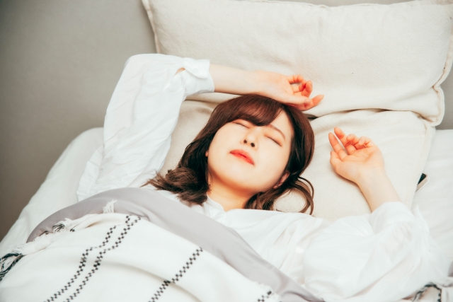 眠る女性