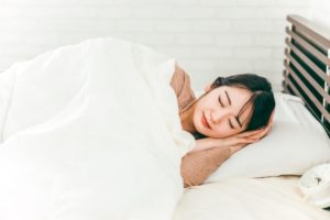 眠る女性
