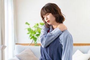 肩こり　女性