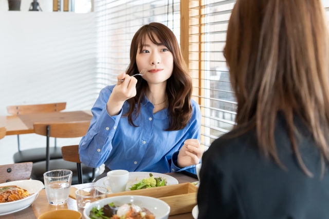 ランチを食べる女性