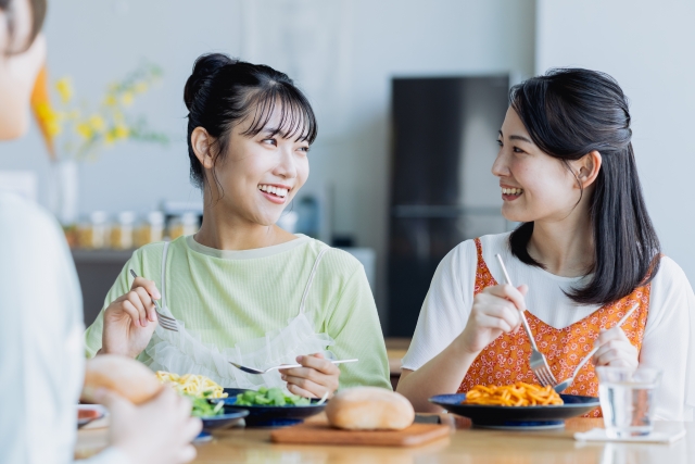 ランチを食べる女性