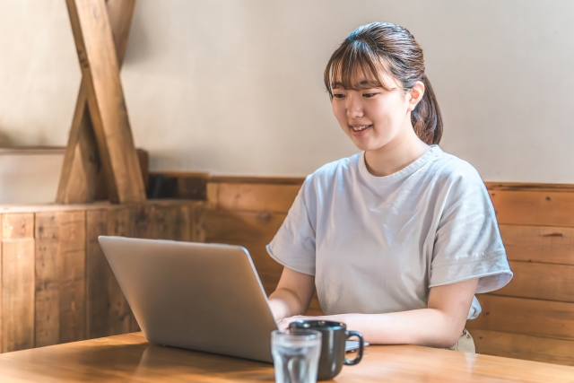 パソコンをする女性