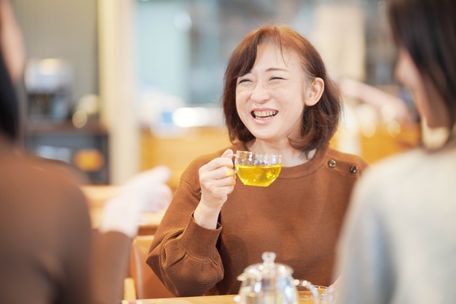 茶を飲む女性