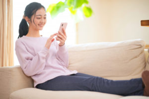 一人で過ごす女性