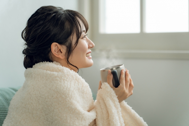 コーヒーを飲む女性