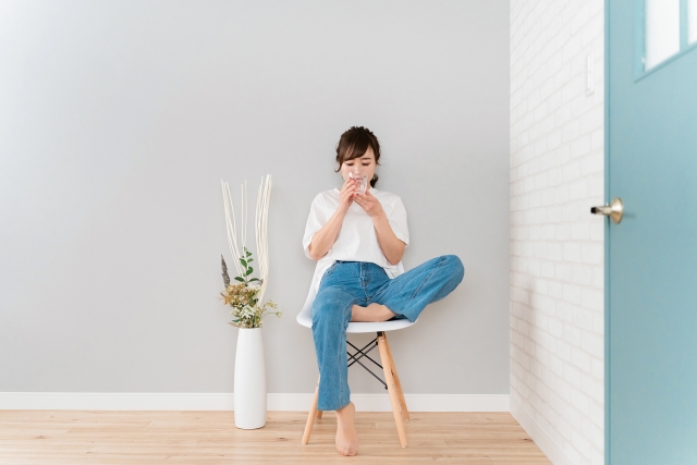 炭酸水を飲む女性