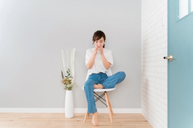 炭酸水を飲む女性