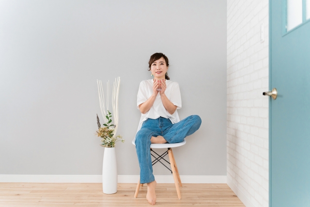 炭酸水を飲む女性