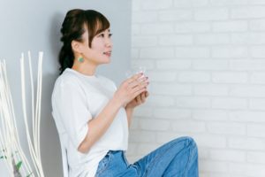 炭酸水を飲む女性