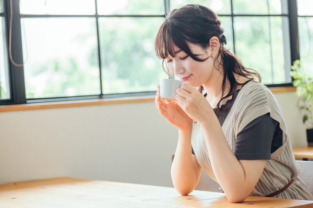 ダイエットコーヒーを飲む女性
