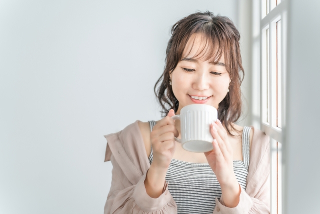 ダイエットコーヒーを飲む女性