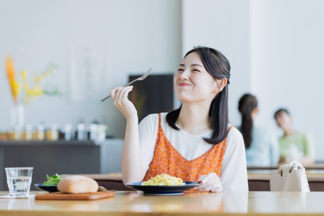 食事をする女性