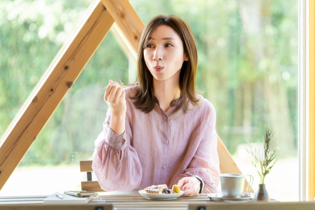 食事をする女性